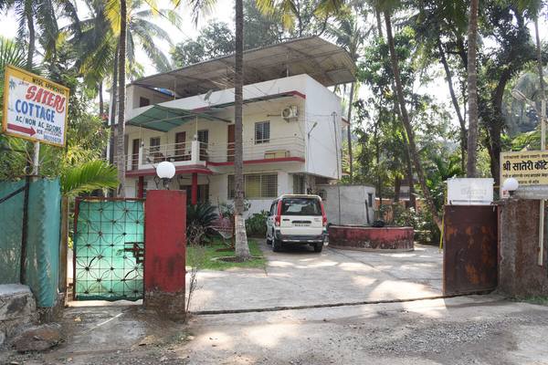 Cottage & garden at Shree Sateri Cottage