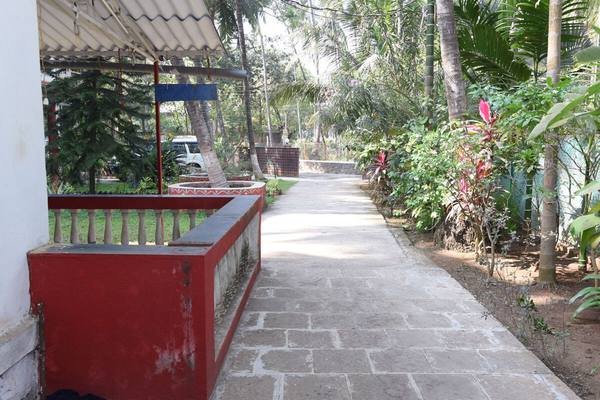 Cottage & garden at Shree Sateri Cottage